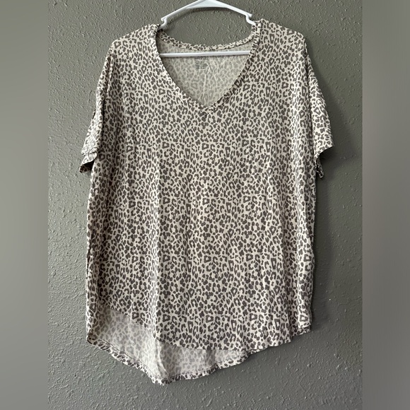Woman’s American Eagle Medium Lightweight Leopard Print V-Neck Blouse Top - Picture 1 of 7